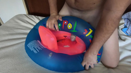 Inflatable Lovers: Bermain dengan cincin renang kemurungan