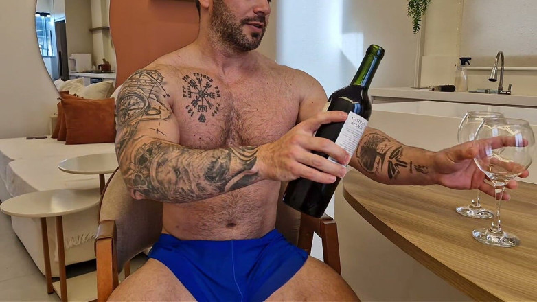 Dom Tatuado: 근육질에 자신감 넘치는 남성이 당신에게 손으로 자위를 해주며 사정할 때까지 초대합니다