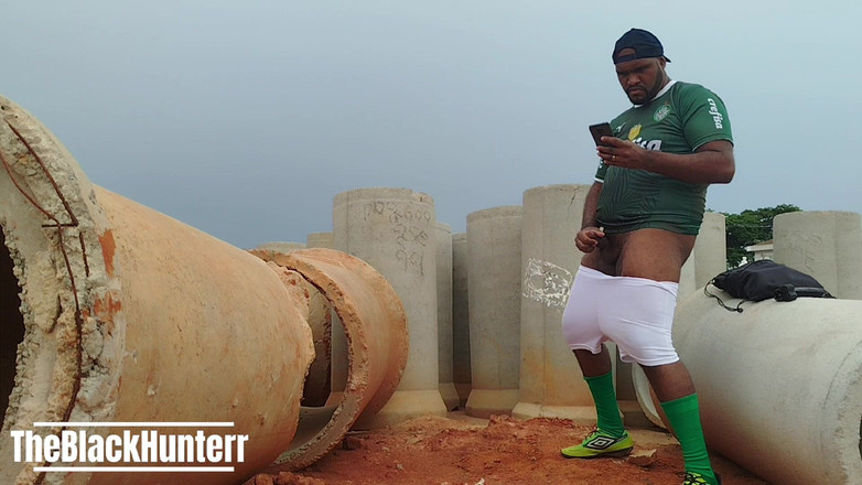 TheBlacKHunterr: Повернувшись з гри, весь спітнілий, я збудився і мусив кінчити