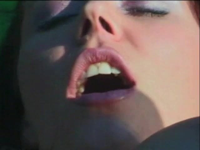 Anal seduction: Prsatá brunetka miluje, jak jí zadek vrtaný tlustým ptákem