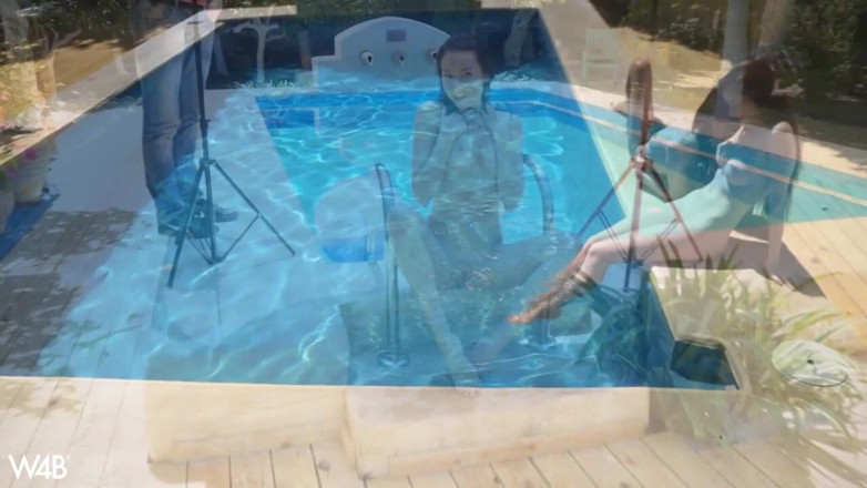 Watch4beauty: A bordo piscina con Emily