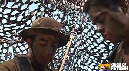 Gay Diaries: Due militari si accarezzare i loro grossi cazzi e mangiano...