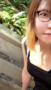 Une jolie trans asiatique en collants se fait exposer dans la nature