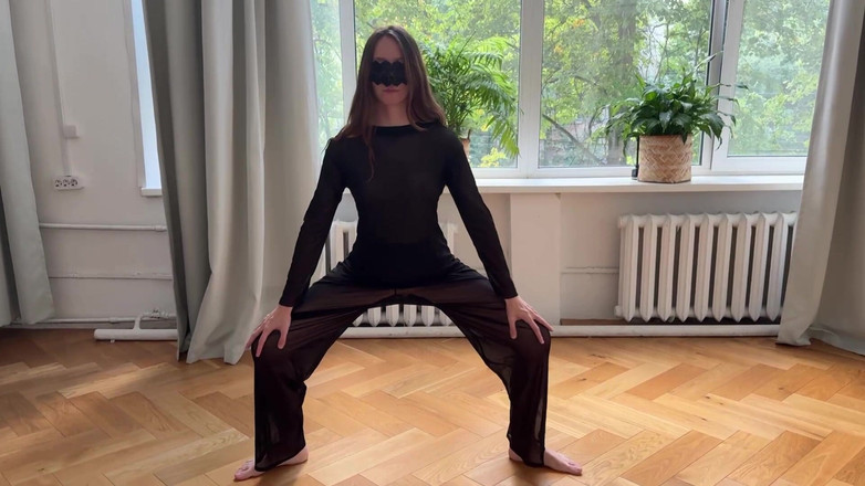 Skinny_lady69: Alongamento sexy em roupas transparentes