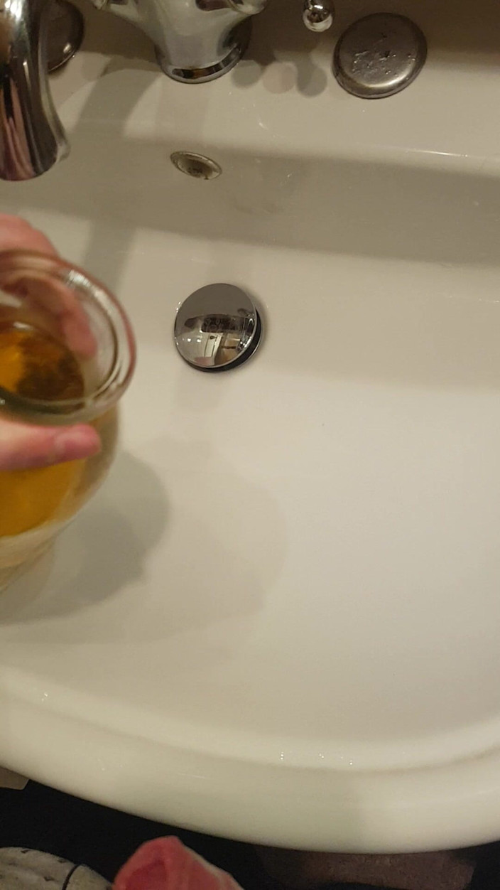 eighteentwink: Pinkeln in ein Glas, um all meine goldenen gelben Flüssigkeit...