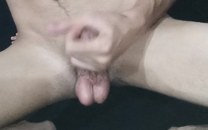 Mubasharali00: Un giovane ragazzo masturba un grosso cazzo