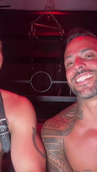 Cagedjock ile ilk kez yumruk sokma videosu bölüm 1 röportaj ve yumruk sokma, meme ucu göt tıkacı, masaj makinesi ve sikiş