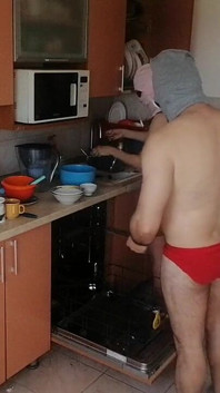 Paare, Spaß in Der Küche Haben. Sexy Ehefrau Macht Hausarbeiten Nackt Im Haus.