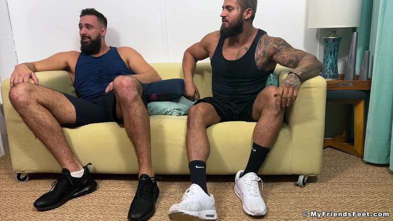 My friends feet: Thom maui ve zeek'e tapıyor