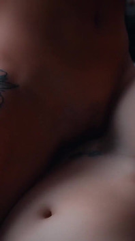 Lesbian bermain dengan dildo yang berbeza, menjolok dan memancut mani