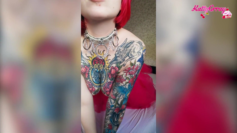 Katty Grray: Gorąca seksowna minx masturbuje się cipką i pieprzony dildo do...