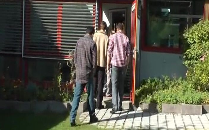 Enjoy German porn: 热辣的德国金发婊子被几个男人性交