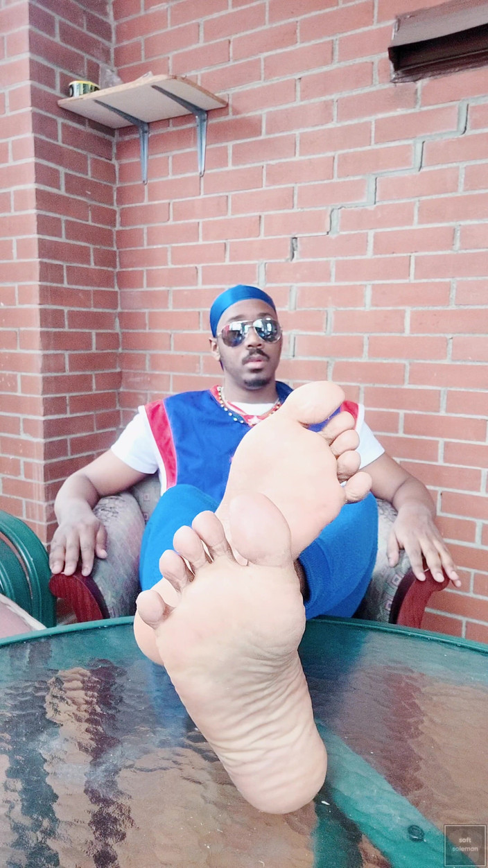 Soft Soleman: 我摇晃并揉搓我的男性脚 （2025）