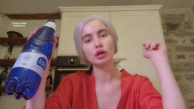 Faith Eros: Üvey anne şişe emiyor - boyun fetişi, boğaz fetişi