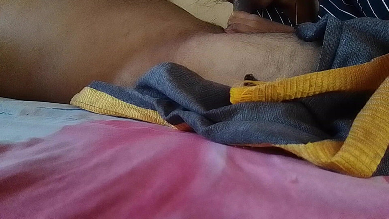 LEGSCOUPLE12: अपने पति के की उसके मुंह से मालिश करती है