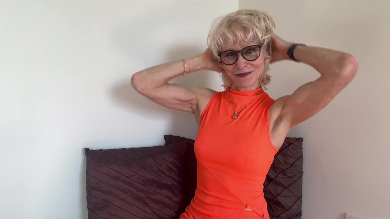 Deeliteful Jacy: Hete kleur, hete rijpe dame