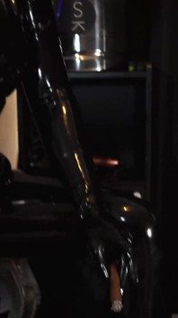 Ihre zigarrenpause - rauchen in latex-catsuit und louboutins