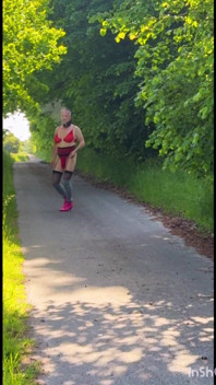 Passeggiata in lingerie all'aperto