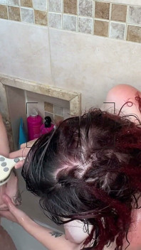 Camera surprinde sexul la duș al surorilor vitrege