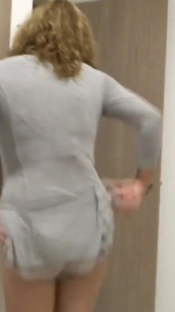 妻はドレスをめくり上げてTバックと大きなお尻を見せる