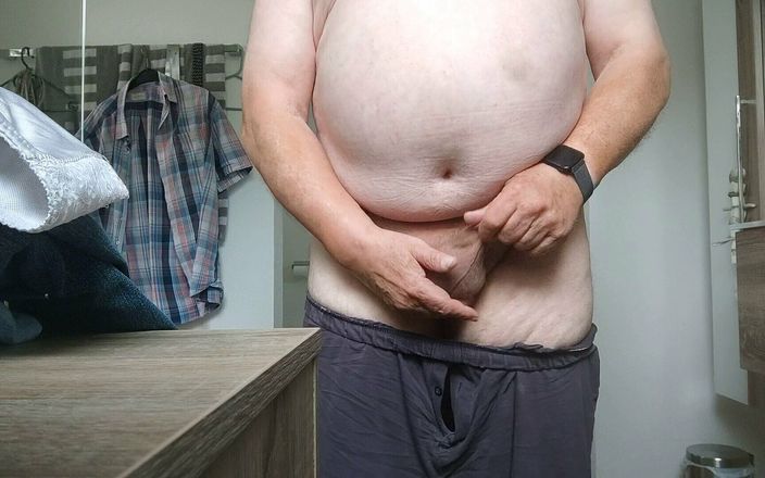 Karlchengeil: Lebih banyak lagi seluar dalam yang dipakai kotor