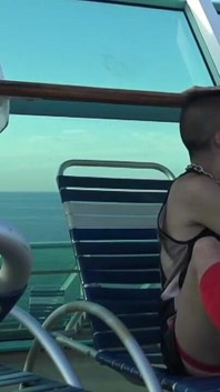 Jovem asiático transa num barco