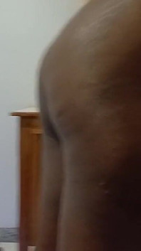 Coinquilina sexy che mi stuzzica con il suo culo