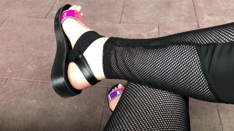 Goddess Misha Goldy: Mijn nieuwe glanzende sandalen en tenen plagen buitenshuis
