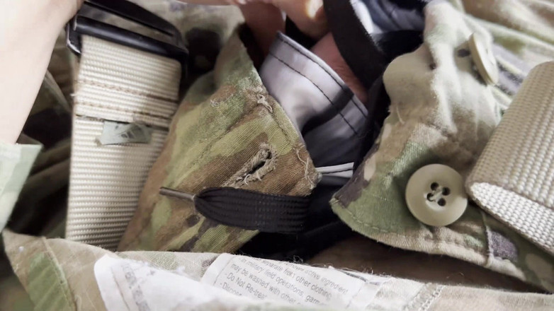 Gay Soldier Stuff: Armádní voják svléká boty a odhaluje plavky Pod svou uniformou...