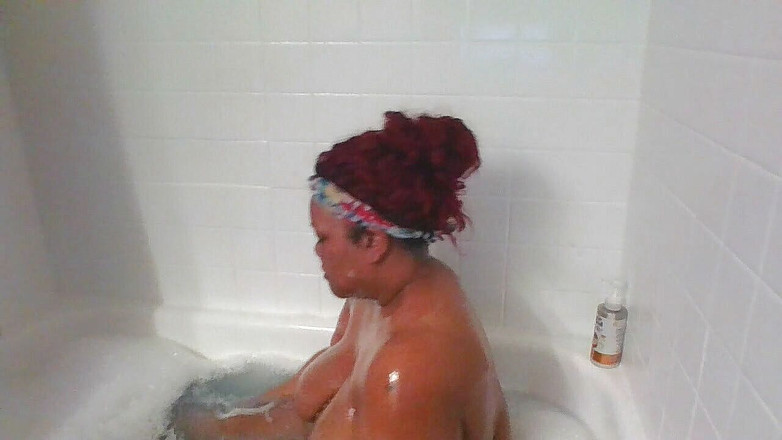 Busty queen: 泡風呂に一緒に入る