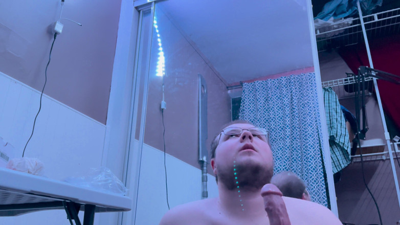Chubbybidude: Il ragazzo gay paffuto si esercita nell'orale sul dildo nero