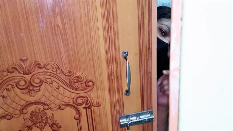 NAZMA: 可爱的妻子丈夫在浴室享受浪漫的时刻