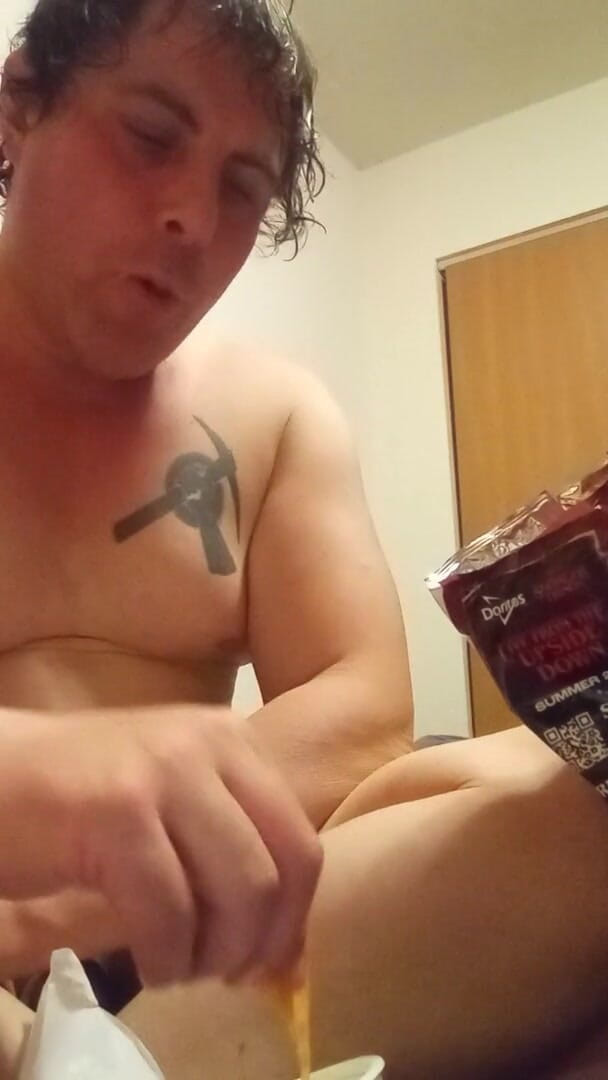 JG Risk: Comendo Doritos e bebendo chá nua