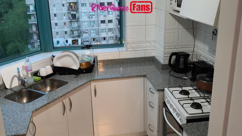 Riderqueen: Mama vitregă în bucătărie - videoclip pentru fani