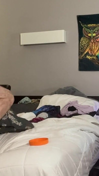 Ošukej jí obličej a nakonec ji ohýbám nad postelí a dráždím ji zezadu