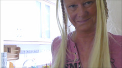 Natalie K: 穿着白色短裙和丝袜的屁股张开和指法