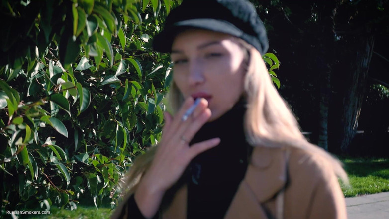 Russian Smokers: Palenie na zewnątrz z Beaty Russian Girl 2