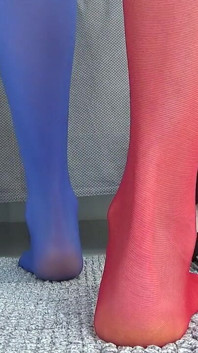 Ich Pinkle Auf Meine Beine in Farbigen Strümpfen