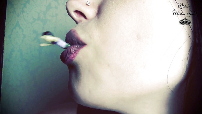 Goddess Misha Goldy: Mijn lippen - is een deur naar de hel voor kleine...