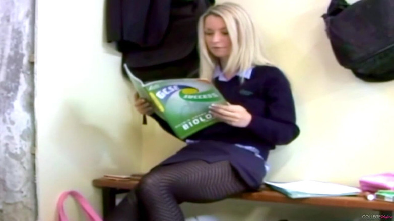 College Uniform: Penggambaran yang menampilkan Tessa