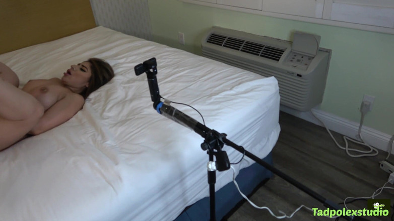 TadpolexStudio: Mila Milkshake šuká dva starší chlapy