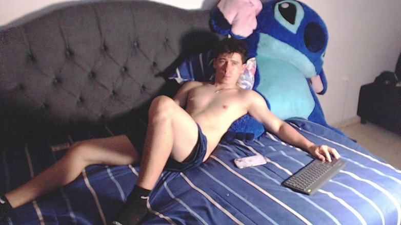 Icyhot707: ベッドの上でチンコを引っ張る