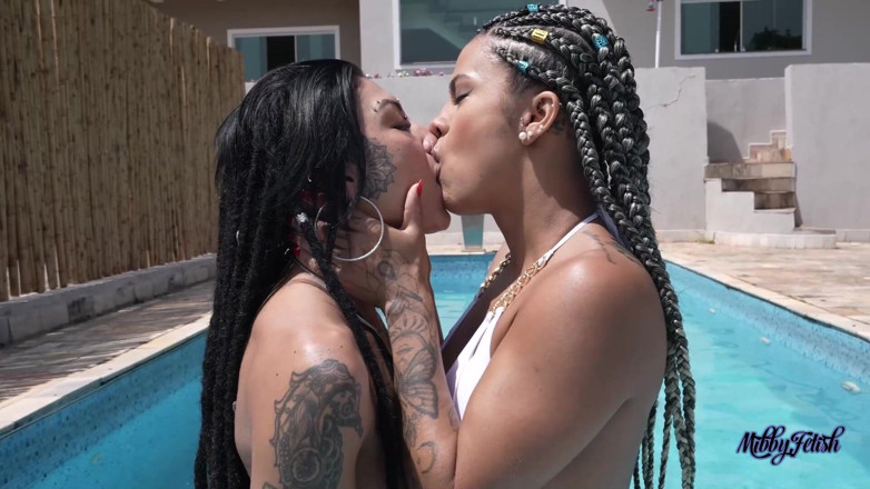 Mibby Fetish: Mibby a Caroleta v sexy lesbické akci!
