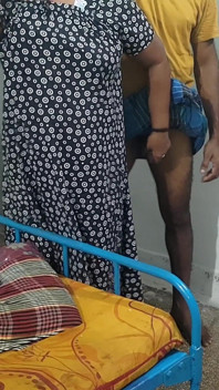 Elimi Andy'nin geceliklerinin içine soktum ve göğüslerine masaj yaptım ve onunla seks yaptım