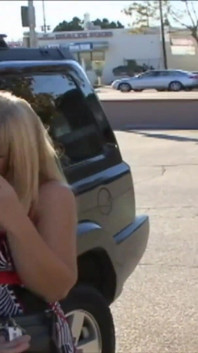 Jonge blonde babe wordt langs achteren geneukt