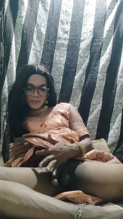 देसी भारतीय किन्नर पारंपरिक लेहांगा में वीर्य निकाल रही है और अपना वीर्य खा रही है