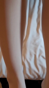 Trabajando con el pie en pantimedias de nylon blanca - pies asiáticos suaves lo hacen correrse duro