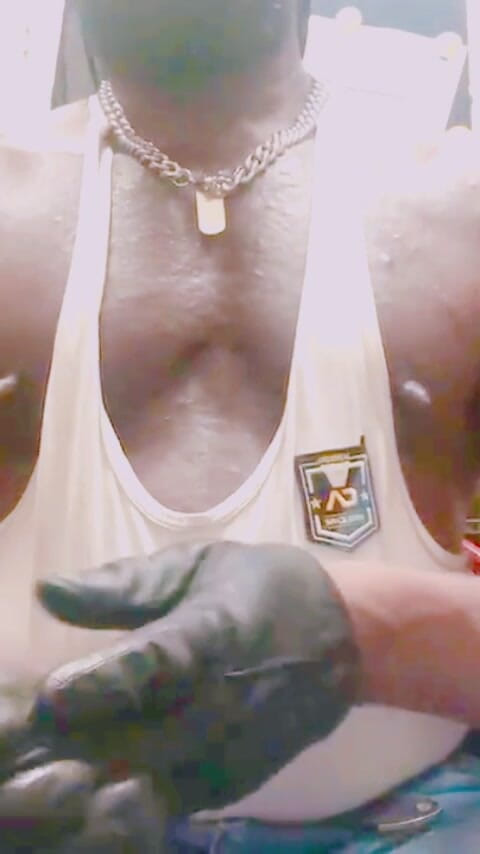 Black smoking muscle stepdad: Trai trẻ da denim cơ bắp ủng hút thuốc một mình...