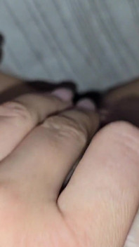 義理の妹がムラムラしてソファで隣でオナニー