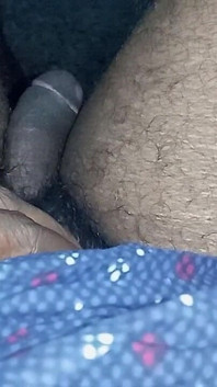Großer indischer schwuler junge lutscht lippenkuss